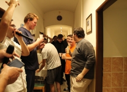 Ubytovaní žáci českovelenického intru prověřili možnosti nově vybavené moderní kuchyňky 
 
... první středu v měsíci dvanáctém jsme podrobili zátěžovému testu kuchyň i žaludky téměř pěti desítek strávníků. Podávalo se boloňské ragú s přílohami (rýže/těstoviny) a dále "co dům dal". Akci na mikrofon komentovali absolventi (SZ Gmund) David P. a (SŠČV) Honza K.. Tito pánové připravili skvělé meníčko, včetně servisu a soutěžního kvízu a mnoha doplňujících otázek a odpovědí z oblasti gastronomie evropského formátu. Zapojili se po jídle všichni, jednak vlastním komentářem, příspěvkem hudebním, nebo jen tak, spokojeným přihlížením s punčem v ruce. Po dobu této velkolepé "show" nebylo nikomu úmyslně ublíženo, nebylo narušeno soukromí, ba ani klid ubytovaných žáků, sloužících vychovatelů a ostatních zaměstnanců (kromě právě probíhající autoškoly a kolemjdoucí Baruny) se nikomu nic nestalo. Opravdu.
 
Vedení školy nám umožnilo utratit "šablonové" EU peníze a nakoupit troubu, vařič, nádobí a ostatní potřebné vybavení, které žáci využívájí nejenom při megagastroshow, ale i při běžném každodenním provozu. Děkujme a přejme si více takových zážitků. 
Za žákovskou samosprávu předsedové VS